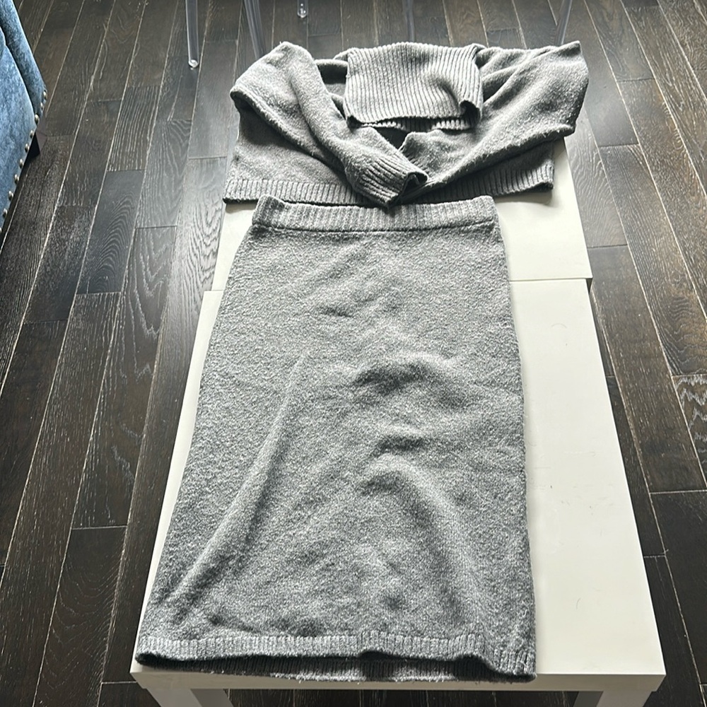 Set, skirt and oversized turtle neck